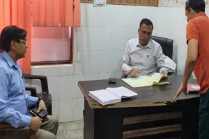 शाहजहांपुर: हस्ताक्षर मिले मगर वरिष्ठ सहायक गायब...डीएम ने कर दिया निलंबित