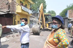 कानपुर में परेड से लालइमली तक गरजा बुलडोजर, नाले के ऊपर बने पक्क निर्माण धराशायी, विरोध करने वालों को पुलिस ने फटकारा