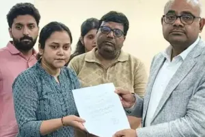 ऐशन्या की मांग, पति को मिले शहीद का दर्जा; कानपुर में पहलगाम आतंकी हमले में मृतक शुभम की पत्नी ससुर संग पहुंची कलेक्ट्रेट