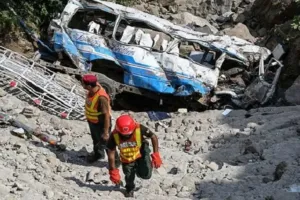 Pakistan :  खाई में गिरी तेज रफ्तार बस, 16 की यात्रियों की मौत, 24 घायल, सिंध प्रांत के जामशोरो जिले में हुई दुर्घटना