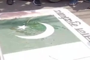 सड़क पर शर्मनाक तमाशा : पाकिस्तानी झंडे पर किशोर से जबरन कराई पेशाब, फिर लगवाये मुर्दाबाद के नारे