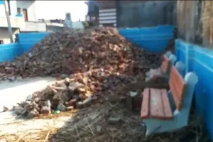 कासगंज: गौतम बुद्ध पार्क पर दबंगों का अतिक्रमण...ईंटों के मलबे से पाट दिया