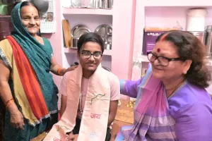 कानपुर में हाईस्कूल टॉपर स्वर्णिम कुशवाहा के घर पहुंची महापौर प्रमिला पांडेय: बधाई के साथ उज्जवल भविष्य की कामना की