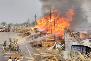 प्रयागराज अग्निकांड : नौ घंटे तक सेना के चार, प्रतापगढ़, कौशांबी से 25 फायर ब्रिगेड की गाड़ियों ने संभाला मोर्चा तब बुझी आग, करोड़ों का हुआ नुकसान