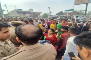 Prayagraj accident: डिवाइडर से टकराकर पलटा ट्रैक्टर, चालक की मौत