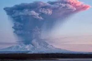 रूस के कामचटका प्रायद्वीप पर फटा ज्वालामुखी, राख का गुबार 4,000 मीटर तक पहुंचा 