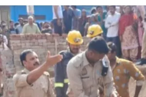 फर्रुखाबाद में पड़ोसी की दीवार भरभराकर गिरी...मजदूर दबे: दो की मौत, घटनास्थल पर पहुंचे अफसर