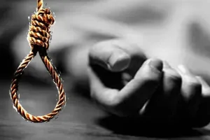 फंदे से लटकी और टेबल पर टिकी मिली युवक की लाश, लोग हैरान   