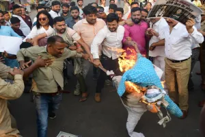 नेशनल हेराल्ड मामला : भाजयुमो ने फूंका सोनिया और राहुल गांधी का पुतला