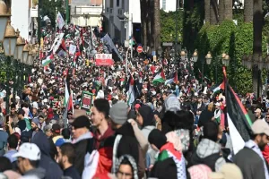 मोरक्को में गाजा पर इजरायली हमलों के खिलाफ बड़े पैमाने पर विरोध प्रदर्शन, लहराए फिलिस्तीनी झंडे 