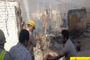 Lucknow fire incident : झुग्गी बस्ती में लगी आग, 40 झोपड़ी जलकर राख, दमकल की 12 गाड़ियों ने चार घंटे में पाया आग पर काबू