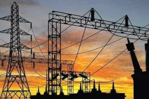 कानपुर: भीषण गर्मी में पूरी रात और दिन बिजली नहीं आने से उबले दो लाख लोग