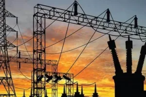 चिलचिलाती धूप...बिजली गुल, पानी को तरसे, गर्मी से लोग परेशान...इनर्वटर भी दे गया जवाब: कानपुर में नाराज लोगों ने किया ये...