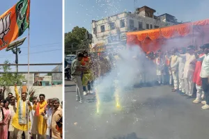 Kanpur में BJP के 46वें स्थापना दिवस पर भाजपा कार्यालायों में हुआ झंडारोहण, केसरिया झंडा फहराने के साथ हुई आतिशबाजी, लगे जय हिंद के नारे