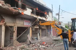 Bareilly: भाजपा नेता की मार्केट पर चला बीडीए का बुलडोजर...गुलजार मेंशन की दुकाने ध्वस्त