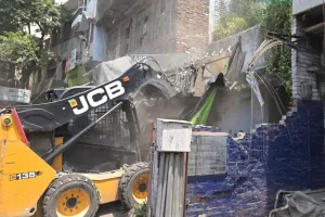 कानपुर में महापौर प्रमिला पांडेय ने सामने खड़े होकर चलवाया बुलडोजर: सामान हटाते दिखे कब्जेदार