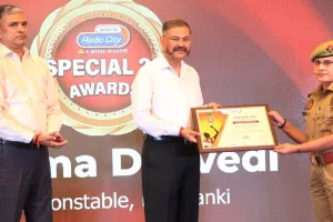 स्पेशल 26 ब्रेवरी अवार्ड्स  :  बाराबंकी की महिला सिपाही डीजीपी के हाथों से सम्मानित