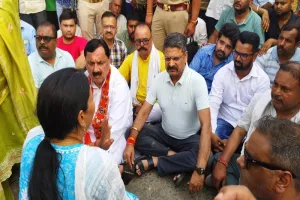 Moradabad : मंडी समिति में आढ़तियों के समर्थन में धरने पर बैठे नगर विधायक रितेश गुप्ता, कहा- व्यापारियों का उत्पीड़न नहीं होने देंगे