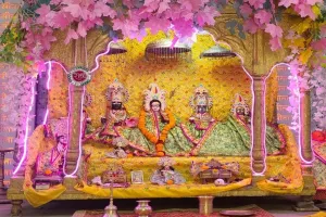 नौ दिवसीय दुर्गा सप्तशती अनुष्ठान : जानकी जन्मोत्सव पर फूलों से सज रहा सीता जी का राजमहल