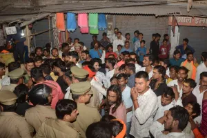 कानपुर में रामनवमी से पहले साउंड सिस्टम बंद कराने पर बवाल...हिंदू संगठन भड़के, जाम लगाकर की नारेबाजी, पुलिस से नोकझोंक