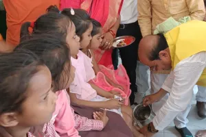 कानपुर में विधायक सुरेंद्र मैथानी अष्टमी में पहुंचे प्राथमिक विद्यालय: 40 कन्याओं को कराया भोज