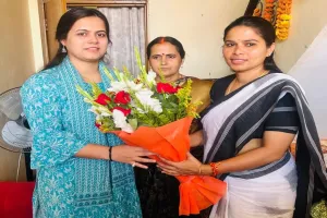 Prayagraj : विधायक पूजा पाल ने सिविल सेवा परीक्षा की टॉपर शक्ति दुबे को दी बधाई