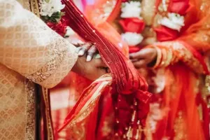 बाराबंकी: शादी के मंडप में हुआ बवाल, तो बहन के देवर ने अचानक भर दी दुल्हन की मांग, जानें फिर क्या हुआ... 