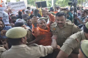 लखनऊ: हिन्दू महासभा त्रिदंडी के राष्ट्रीय अध्यक्ष सहित कई कार्यकर्ता हिरासत में  