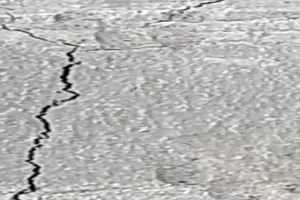 नगर पंचायत में सीसी रोड निर्माण में बरती गई अनियमियता : सड़क निर्माण के दूसरे दिन ही आई दरारें