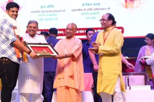 अयोध्या : शांतनु व अवधेश सहित 30 लोगों को सीएम ने किया सम्मानित