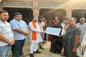 बाराबंकी : परिजनों को 4-4 लाख रुपए की सहायता राशि दी, राज्यमंत्री बोले- हर संकट में साथ खड़े रहेंगे