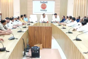 शाहजहांपुर: गेहूं खरीद को लेकर डीएम ने व्यापारियों से की बैठक, अवैध भंडारण पर सख्त चेतावनी