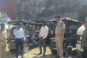 बदायूं में अवैध ई-रिक्शा के खिलाफ विशेष अभियान, 3 वाहनों को किया सीज