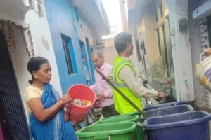 कासगंज में कूड़ा उठाने की नई प्रणाली, 19 वाहनों से हो रही घर-घर सफाई