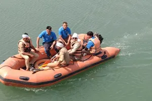 लखीमपुर खीरी: शारदा नहर में उतरी फ्लड यूनिट, दूसरे दिन भी नहीं मिला किशोर