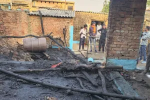 शाहजहांपुर: आग लगने से तीन घर तबाह, लाखों का नुकसान