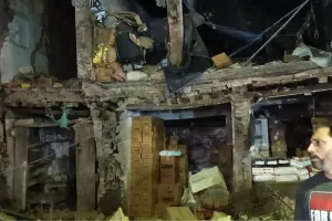 बरेली: कुतुबखाना बाजार में भरभराकर गिरा जर्जर भवन, बाल-बाल बचे लोग