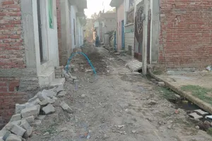  शाहजहांपुर: मिनी ट्यूबवेल से होगी पेयजल समस्या का समाधान, पाइपलाइन बिछाने का काम जारी