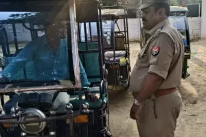 बदायूं में पुलिस का चेकिंग अभियान, बिना नंबर वाले ई-रिक्शा किए सीज