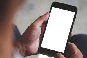 लखीमपुर खीरी: नए डिब्बे में निकला पुराना मोबाइल, देखकर खरीदने वाले युवक के उड़े होश