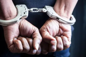 शाहजहांपुर: पेशी पर आए बंदी ने हाथ से हथकड़ी निकालकर भागा, पुलिस को लगानी पड़ गई दौड़ 