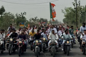 कासगंज: झंडा दिखाकर की भाजयुमो ने रैली की शुरुआत, गिनाईं सरकार की योजनाएं