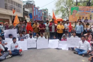 कासगंज: निजी स्कूलों की मनमानी के खिलाफ फूटा गुस्सा...ड्रेस और किताबों के नाम पर हो रहा खेल