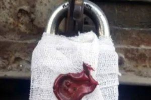 शाहजहांपुर: लोन लेकर भूल गए मालिक, प्रशासन ने कर दी मूंगफली फैक्ट्री सील