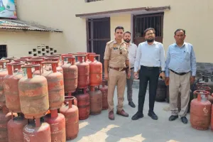 बरेली में घरेलू गैस की कालाबाजारी का खुलासा, 82 सिलेंडर जब्त