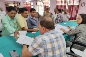 शाहजहांपुर: पहले मुझे मृत घोषित किया, अब आवास सर्वे में काटा बेटों का नाम