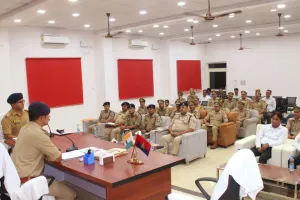 पीलीभीत: अपराध समीक्षा बैठक में सख्त दिखे एसपी, बोले- फरियादियों की सुनवाई में बरती ढील तो कार्रवाई तय 