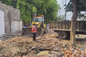 रामपुर: राम-रहीम पुल के निकट 27 दुकानों का ध्वस्तीकरण, पालिका की जेसीबी ने मचाई हलचल