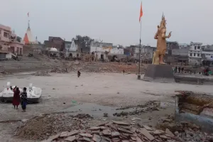 लखीमपुर खीरी: शिव मंदिर सौंदर्यीकरण कार्य 26 दिन से ठप, अब भी नहीं लौटे श्रमिक