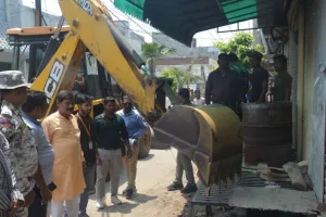 बरेली: जगतपुर में चला बुलडोजर, अतिक्रमण हटाने पहुंची टीम से भिड़े दुकानदार